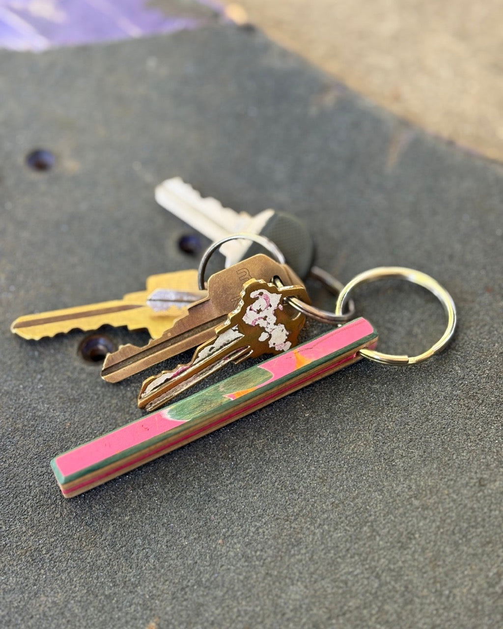 Llavero de patineta reciclado único - Juego de 3 | Accesorio reciclado, hecho a mano en Charleston, Carolina del Sur