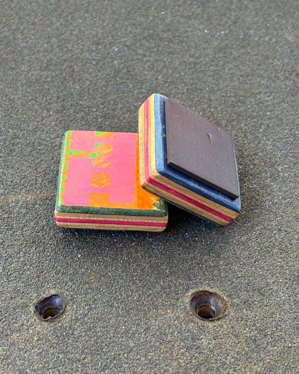 Juego de 2 imanes de patineta reciclados | Decoración ecológica para nevera, hecha a mano en Charleston, Carolina del Sur