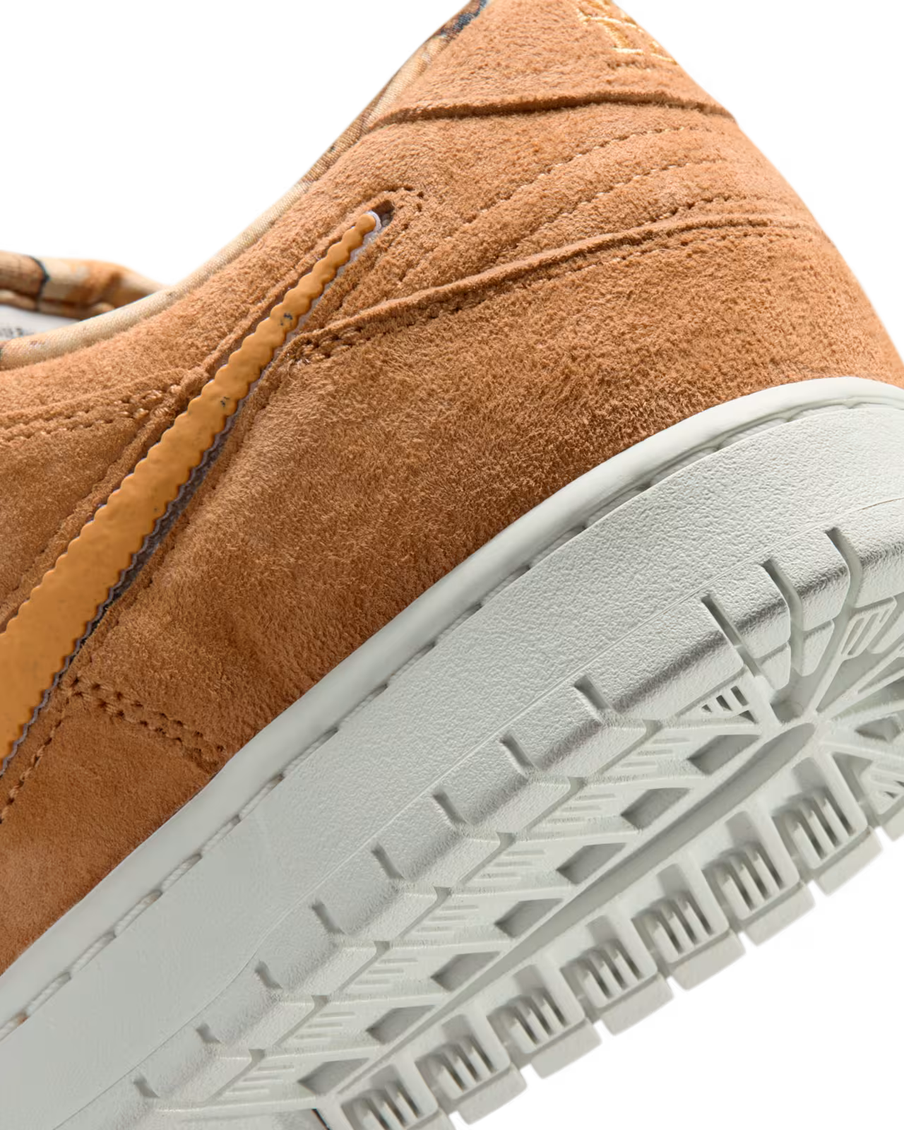 NOTE Manchester x Nike SB Dunk Low Flax and Summit White