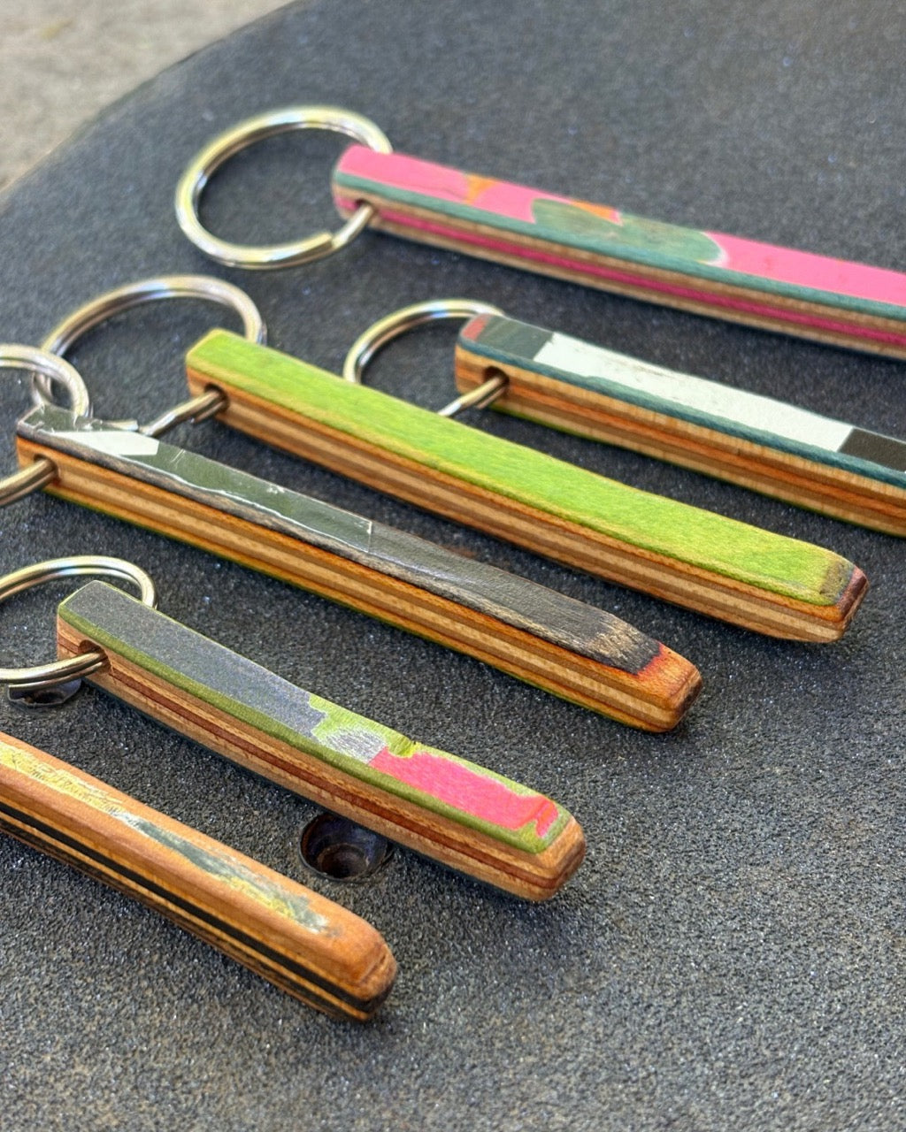 Llavero de patineta reciclado único - Juego de 3 | Accesorio reciclado, hecho a mano en Charleston, Carolina del Sur