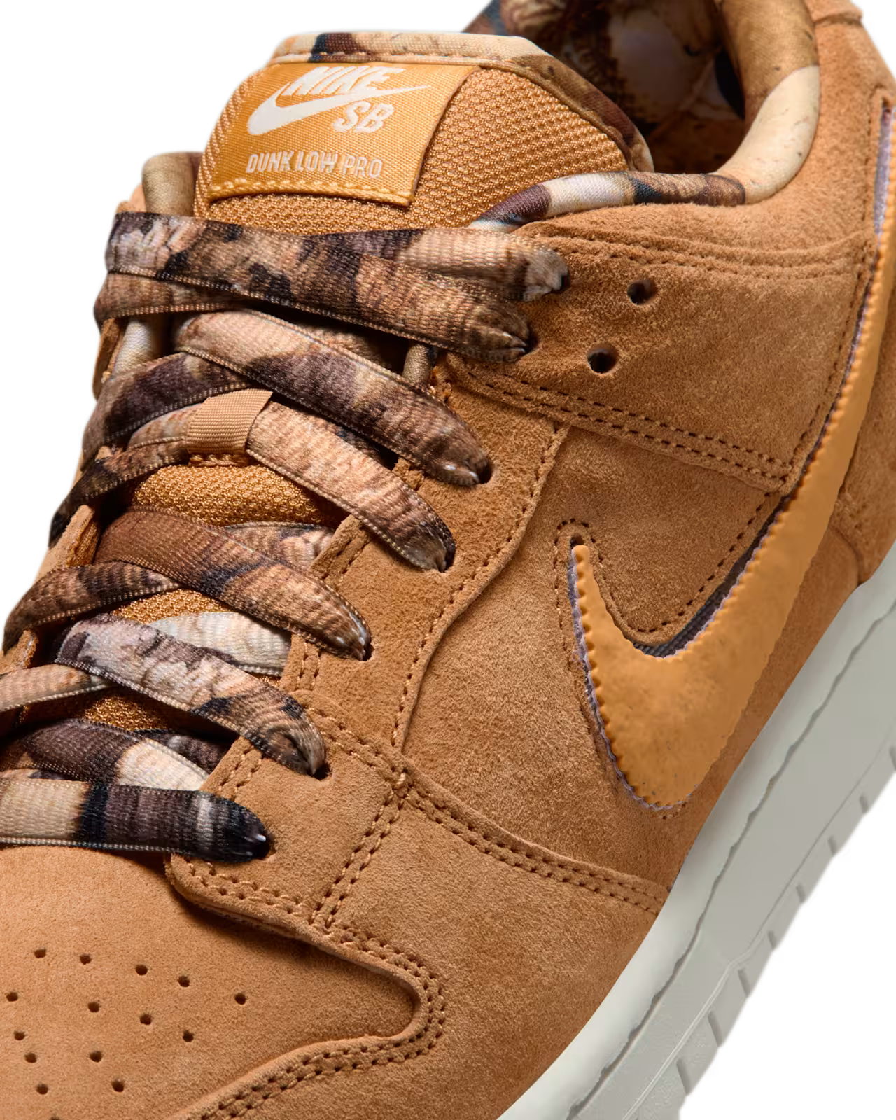 NOTE Manchester x Nike SB Dunk Low Flax and Summit White