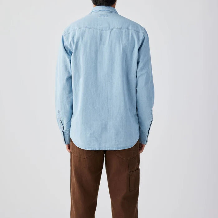 Camisa de manga larga con broche de perlas Reagan